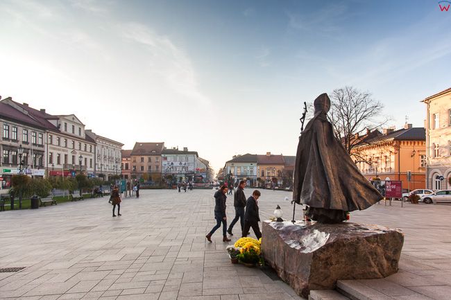 Wadowice, Plac Jana Pawla II z pomnikiem papieza. EU, Pl, Malopolska.