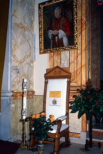 Wadowice, krzesło stojące w kościele na którym siedział Jan Paweł II