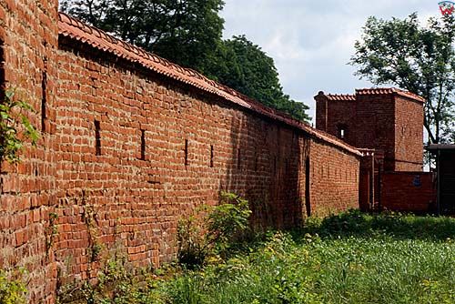 Brochów, mury przy kościele obronnym