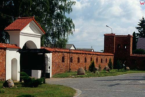 Brochów, mury przy kościele obronnym