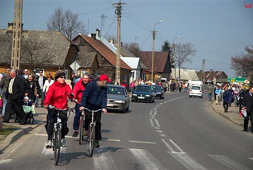 Rowerzyści na drodze w Łysych