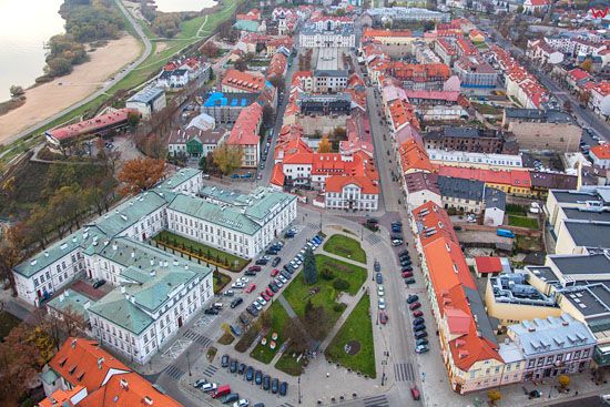 Plock, Plac Gabriela Narutowicza z widocznym budynkiem Sadu Okregowego i Rejonowego oraz rynkiem i ratuszem staromiejskim. EU, Pl, Mazowieckie. LOTNICZE.