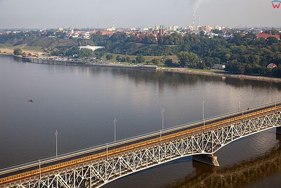 Plock, panorama na miasto przez Most Legionow Jozefa Pilsudskiego. EU, PL, Mazowieckie. Lotnicze.