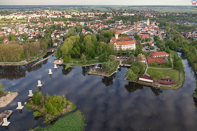 Pultusk, panorama miasta przez Narew. EU, Pl, Mazowieckie. Lotnicze.