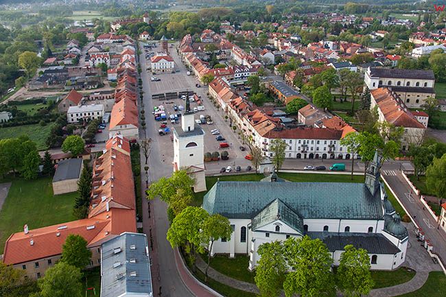 Pultusk, panorama na rynek przez Bazylike. EU, Pl, Mazowieckie. Lotnicze.