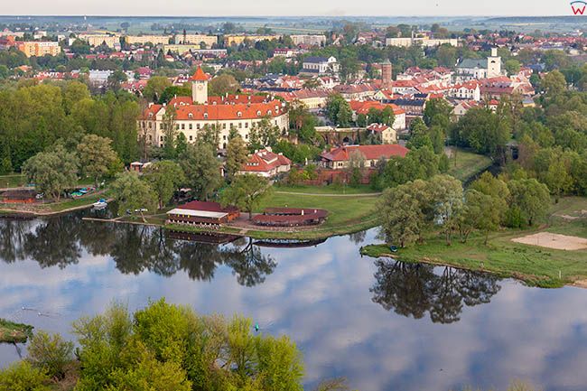 Pultusk, panorama miasta widoczna przez Narew. EU, Pl, Mazowieckie. Lotnicze.