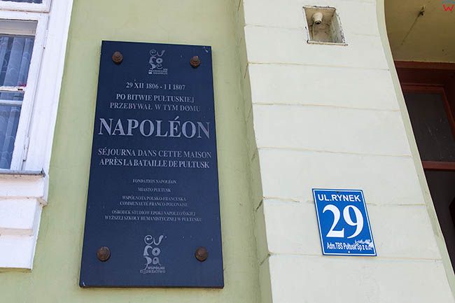 Pultusk, tablica na budynku Rynek 29 upamietniajaca Napoleona. EU, Pl, Mazowieckie.