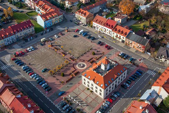 Serock, rynek miasta z ratuszem. EU, PL, Mazowieckie. LOTNICZE.