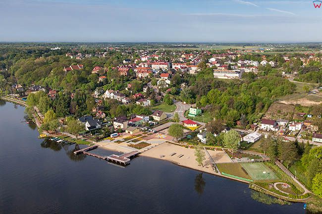 Serock, panorama miasta przez rzeke Narew. EU, Pl, Mazowieckie. Lotnicze.