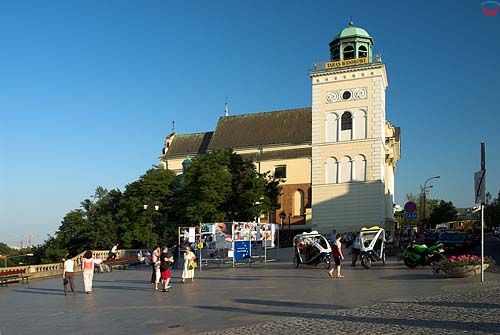 Stare Miasto w Warszawie z kościołem św. Anny.