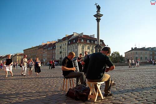 Grajek uliczny na starym mieście w Warszawie.