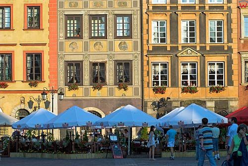 Kamienice na rynku starego miasta w Warszawie.