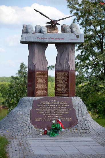 Wyszkow. Pomnik nad Bugiem ku czci pamieci poleglych w czasie II wojny swiatowej. EU, PL, Mazowieckie.