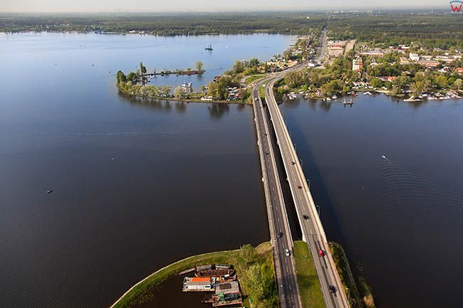 Zegrze, jezioro Zegrzynieckie z widoczna droga nr 61. EU, Pl, Mazowieckie. Lotnicze.