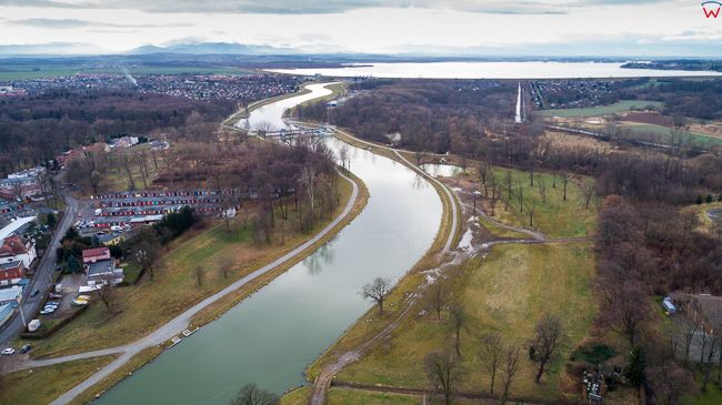 Nysa, rzeka Nysa Klodzka wpadajaca do jeziora Nyskie. EU, Pl, opolskie. Lotnicze.