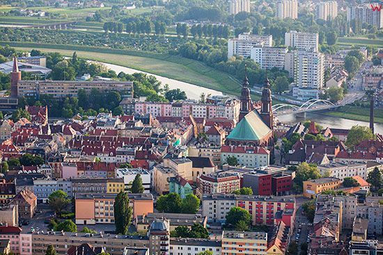 Opole, panorama na Stare miasto od strony NE. EU, Pl, Opolskie. Lotnicze.