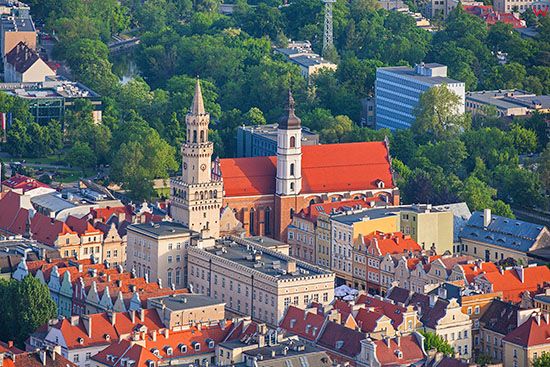 Opole, Stare Miasto z widocznym Ratuszem i kosciolem Trojcy Swietej. EU, Pl, Opolskie. Lotnicze.