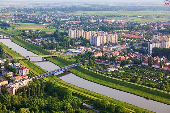 Opole, panorama na Kanal Ulgi i dzielnice Zaodrze. EU, Pl, Opolskie. Lotnicze.