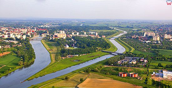 Opole, Kanal Ulgi wpadajacy do Odry z widoczna dzielnica Zaodrze i Srodmiesciem. EU, Pl, Opolskie. Lotnicze.