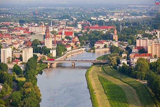 Opole, rzeka Odra miedzy Srodmiesciem i Zaodrze. EU, Pl, Opolskie. Lotnicze.