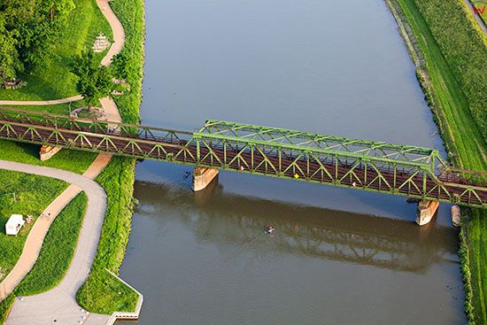 Opole, most kolejowy na Odrze. EU, Pl, Opolskie. Lotnicze.
