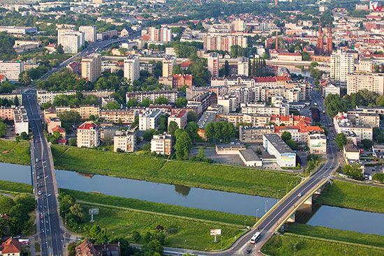 Opole, panorama na Srodmiescie przez Kanal Ulgi. EU, Pl, Opolskie. Lotnicze.