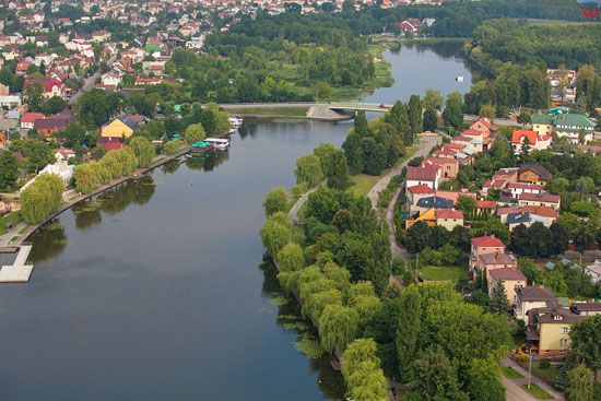 Augustow, rzeka Netta w centrum miasta. EU, PL, Podlaskie. Lotnicze.