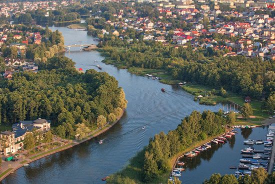 Augustow, rzeka Netta przeplywajaca przez miasto, widok od strony NW. EU, PL, Podlaskie. Lotnicze.