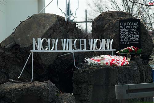 _W060486 pomnik ofiar wojny przy ul. 29 listopada w Augustowie