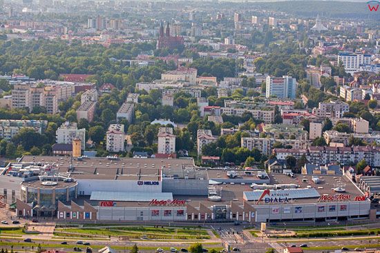Bialystok. Panorama na centrum miasta od strony ul. Milosza z widocznym na pierwszym planie kompleksem handlowym. EU, Pl, Podlaskie. LOTNICZE.