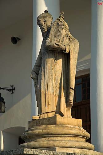 _W060261 figurka św. Romualda przed kościołem św. Aleksandra w Suwałkach