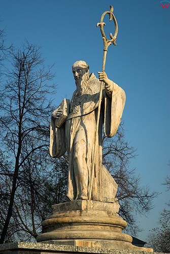 _W060262 figurka św. Romualda przed kościołem św. Aleksandra w Suwałkach