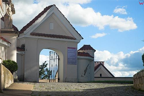 Brama wejściowa do klasztoru Kamedułów w Wigrach