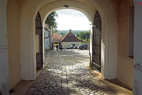 Brama na terenie klasztoru w Wigrach