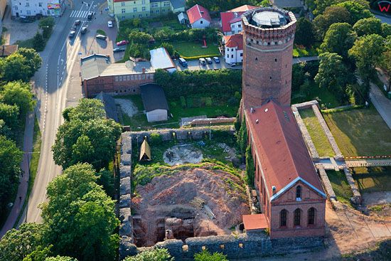 Lotnicze, EU, PL, Pomorskie. Baszta i ruiny zamku krzyzackiego w Czluchowie.