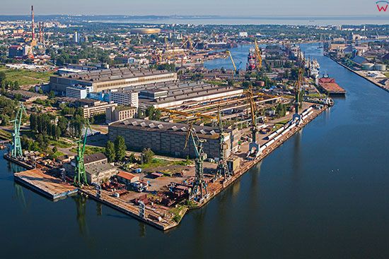 Gdansk, Wyspa Ostrow ze Stocznia Gdanska, panorama od strony S. Po prawej stronie widoczny Kanal Kaszubski. EU, PL, Pomorskie. Lotnicze.