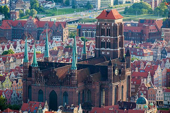 Gdansk, Glowne Miasto z Konkatedra Wniebowziecia Najswietszej Maryi Panny (Bazylika Mariacka). EU, PL, Pomorskie. Lotnicze.
