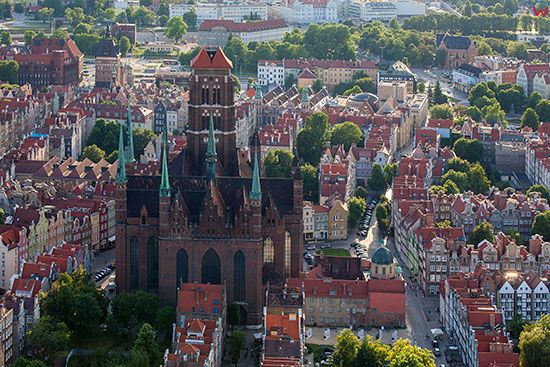 Gdansk, Glowne Miasto z Konkatedra Wniebowziecia Najswietszej Maryi Panny (Bazylika Mariacka). EU, PL, Pomorskie. Lotnicze.