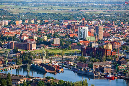 Gdansk, panorama na Stare miasto przez stocznie. EU, PL, Pomorskie. Lotnicze.