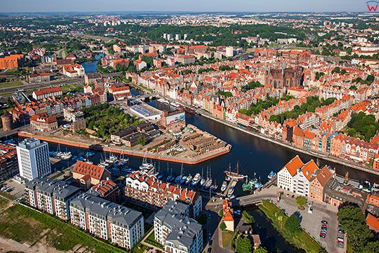 Gdansk, panorama na Wyspe Spichrzow i Glowne Miasto. EU, PL, Pomorskie. Lotnicze.