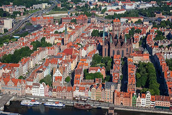 Gdansk, panorama na Glowne Miasto z widoczna Bazylika Mariacka. EU, PL, Pomorskie. Lotnicze.