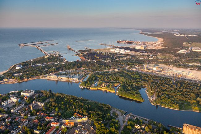 Gdansk, Wisloujscie z panorama na Zatoke Gdanska. EU, PL, Pomorskie. Lotnicze.