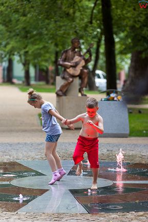 Kwidzyn, dzieci bawiazce sie w parku na Placu Plebiscytowym. EU, Pl, Pomorskie.