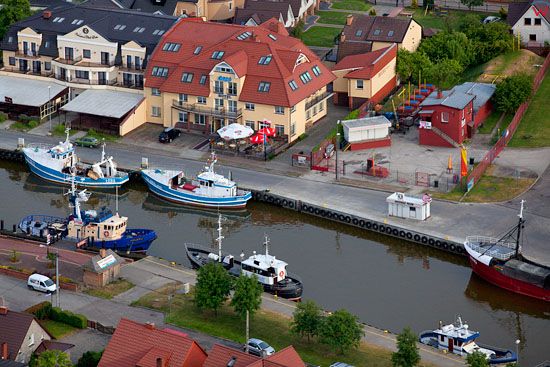 Statki cumujace przy nabrzezu rzeki Chelst w Lebie. EU, PL, Pomorskie, Lotnicze.