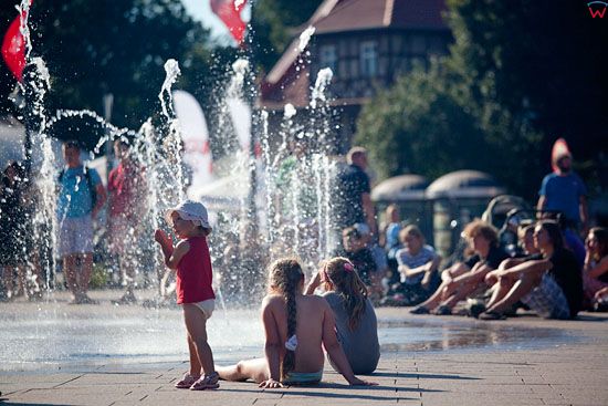 EU, PL, Pomorskie. Turysci i dzieci przed fontanna w Malborku