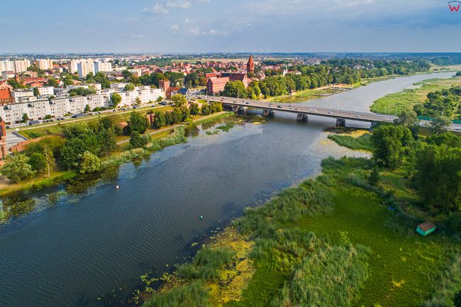 Malbork, panorama miasta przez rzeke Nogat. EU, PL, Pomorskie. Lotnicze.