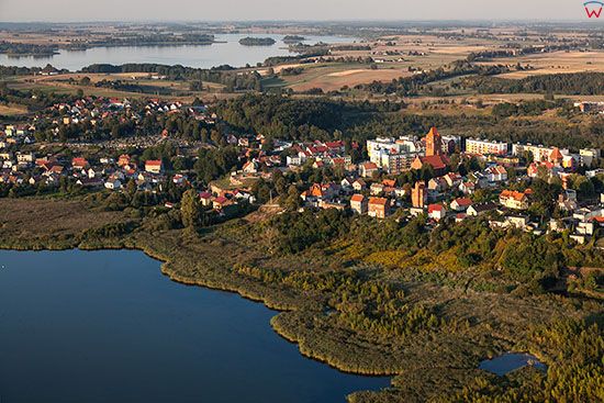 Prabuty, panorama na miasto przez jezioro Liwieniec. EU, PL, Pomorskie. Lotnicze.