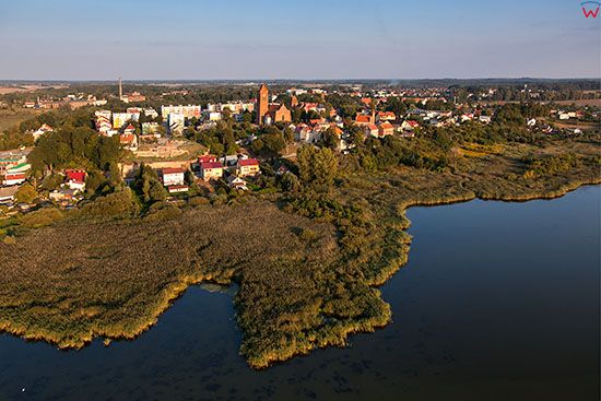 Prabuty, panorama na miasto przez jezioro Liwieniec. EU, PL, Pomorskie. Lotnicze.
