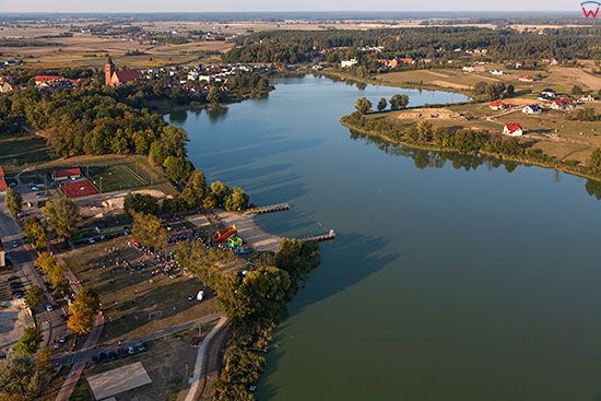 Susz, panorama na miasto przez jezioro Suskie. EU, PL, Warm-Maz. Lotnicze.
