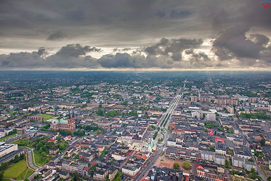 Czestochowa, panorama na miasto od strony E w strone Aleii Najswietrzej Maryi Panny. EU, PL, Slaskie. Lotnicze.